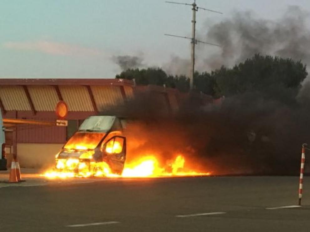El incendio se produjo sobre las diez de la noche de este viernes y causó también daños materiales en el peaje.