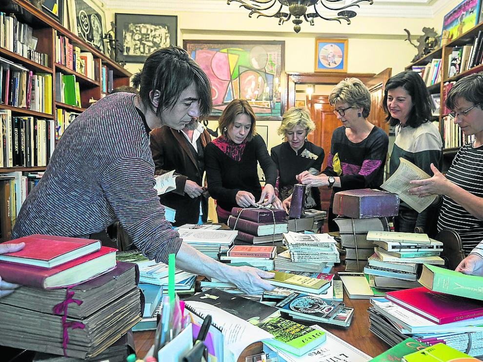Inicio del trabajo del proyecto 'Libro con-verso', en el domicilio y biblioteca de Emilio Gastón.