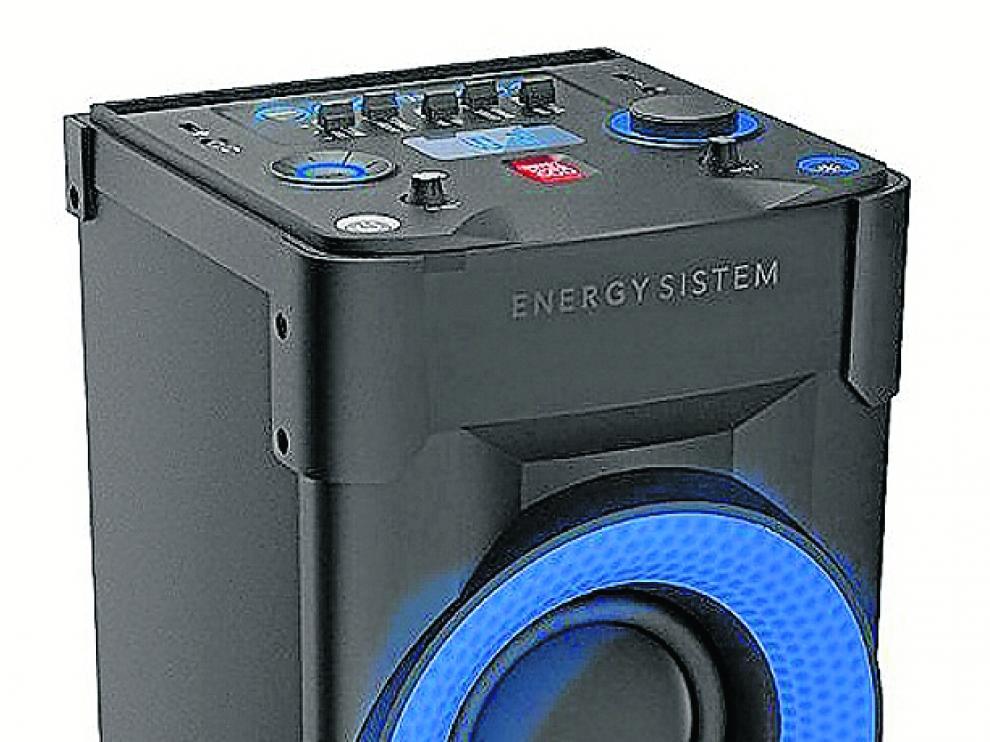 Guitarra y micrófono. Para completar la fiesta, el Party 6 tiene entrada para micrófono y otra tipo 'jack' para guitarra con potenciómetro. Ideal para montar un karaoke o un pequeño grupo de música con el que amenizar cualquier celebración aprovechando toda su potencia sonora.