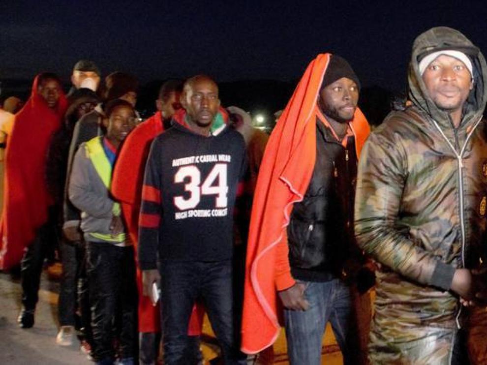 Inmigrantes rescatados esta madrugada en el Mar de Alborán.