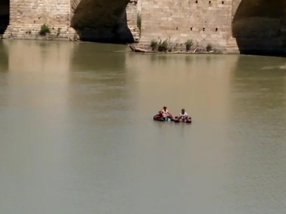 Los dos pescadores junto al puente de Piedra de la capital aragonesa