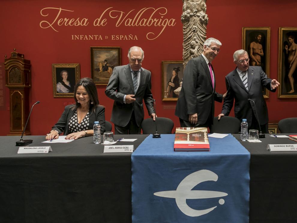 Magdalena Lasala, José Luis Rodrigo, Domingo Buesa y Jacinto Gil presentaron ayer el libro en el Patio de la Infanta.