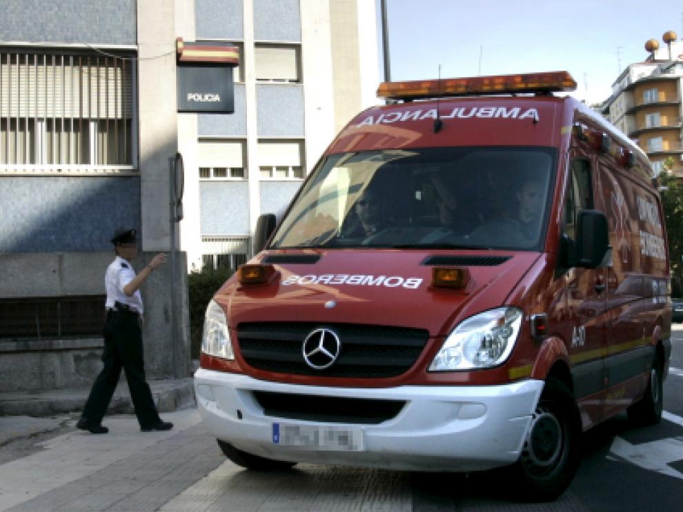 Imagen de archivo de una ambulancia de los Bomberos de Zaragoza como la que trasladó al joven epiléptico al hospital en diciembre de 2017.