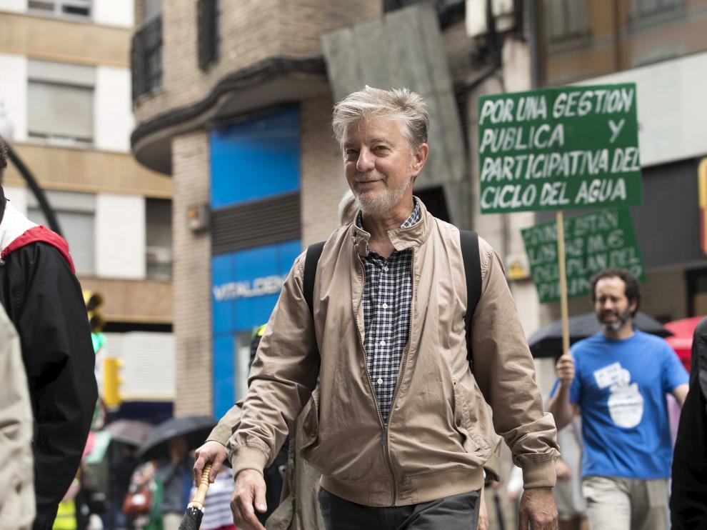 Santisteve, durante la cadena humana contra el ICA convocada por la Red de Agua Pública.