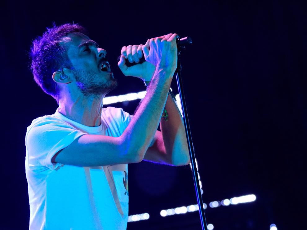 El cantante del grupo Vetusta Morla, Pucho, durante el concierto que han ofrecido esta noche ante 38.000 personas en la explanada exterior de la Caja Mágica de Madrid.