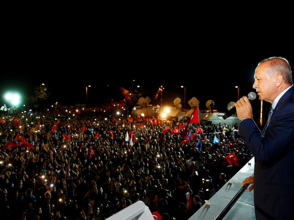 Erdogan se dirige a sus seguidores tras conocer los resultados de los comicios.