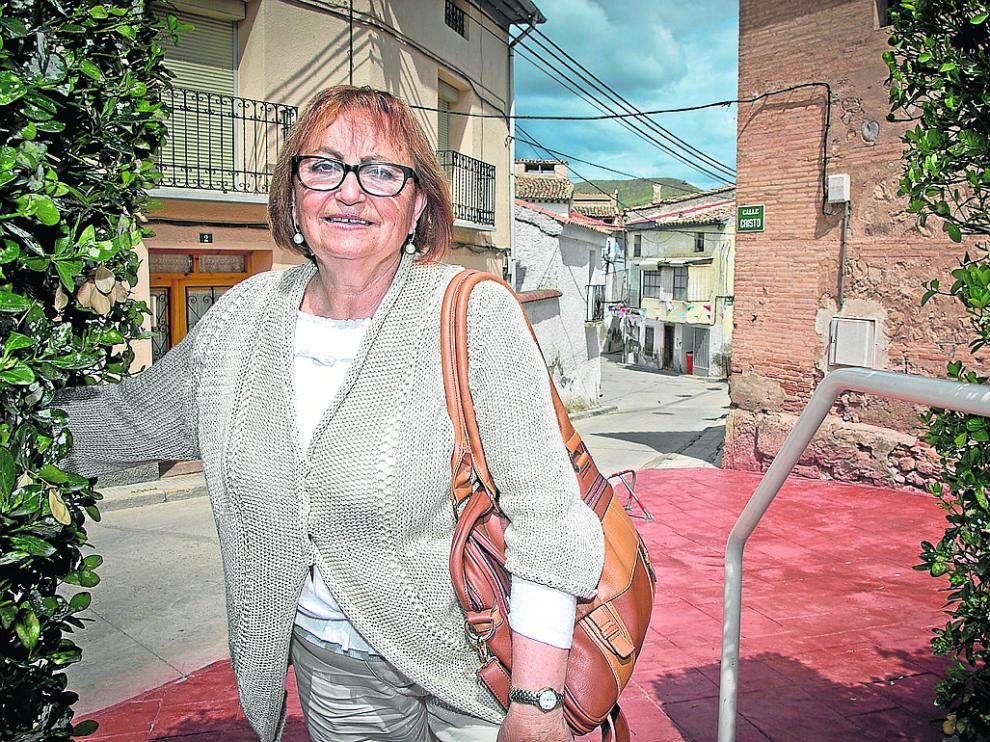 La alcaldesa de Morés, Esther Serrano, en una de las calles de la localidad.