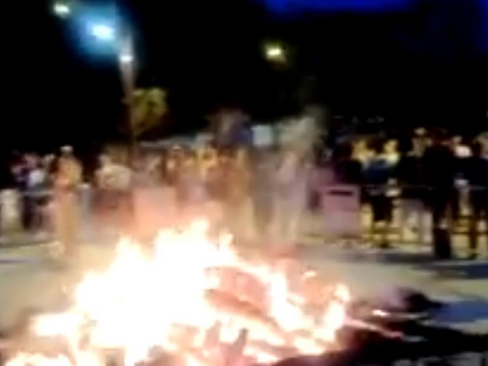 Los vecinos grabaron el video el momento en el que impiden a los Bomberos apagar la hoguera