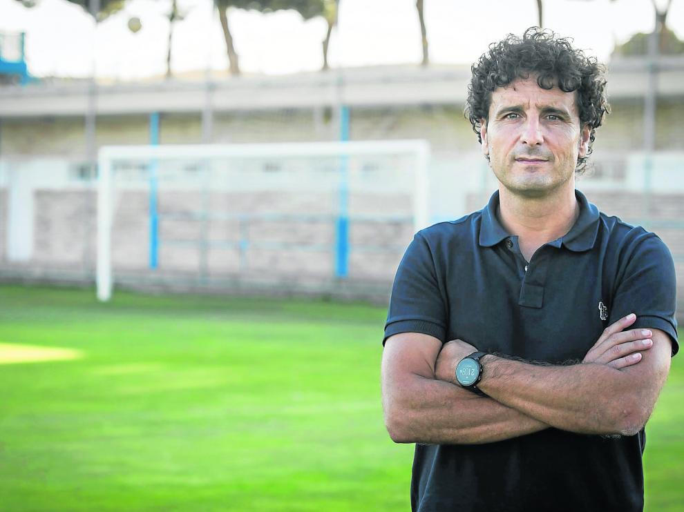 El técnico Imanol Idiakez, en una pose poco habitual en él: con los brazos cruzados.