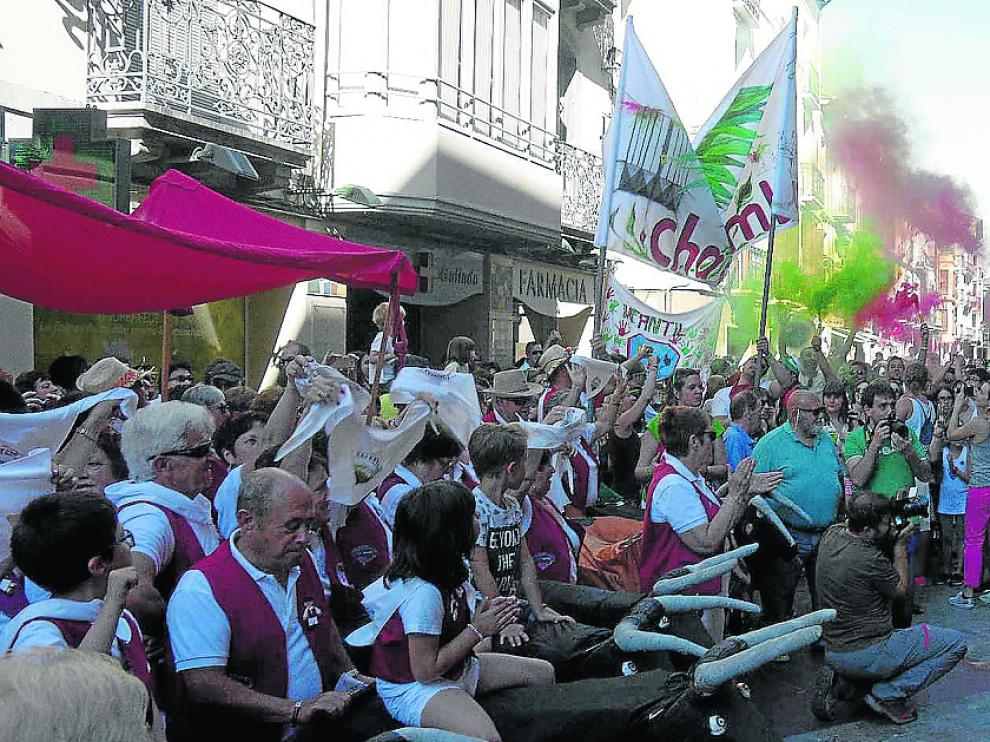 Las peñas llenaron de ambiente la calle Mayor durante el pregón festivo.