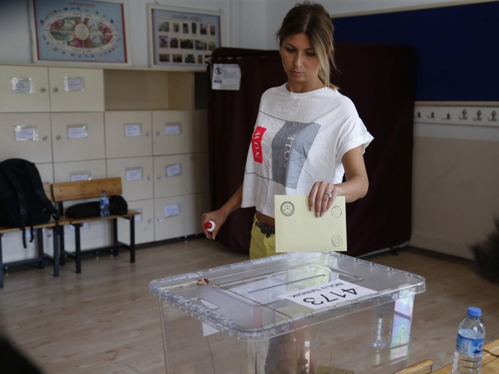 Una mujer vota este domingo en Ankara.