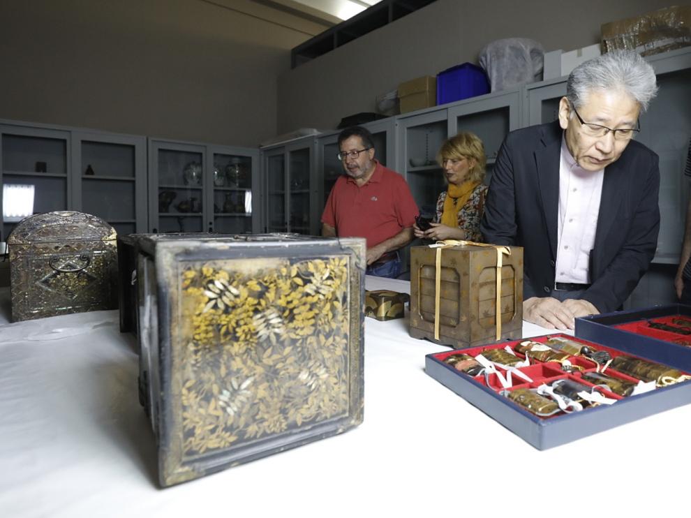 Kazumi Murose, estudiando algunas de las piezas junto al director del Museo de Zaragoza, Isidro Aguilera, y los historiadores del arte Elena Barlés y David Almazán