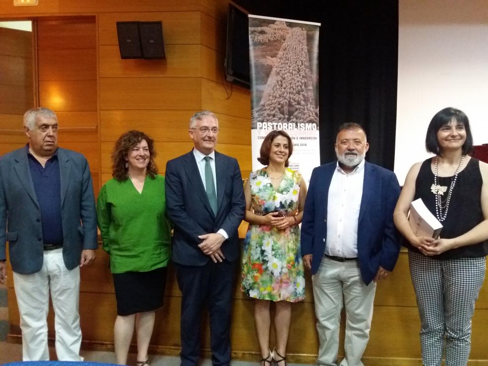El consejero de Desarrollo Rural junto a la alcaldesa de Teruel y otras autoridades
