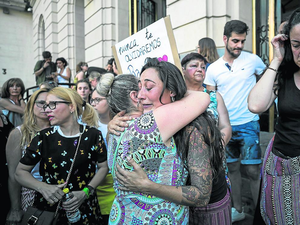 Familiares y amigas de la víctima recibieron el consuelo de los asistentes al término del acto.
