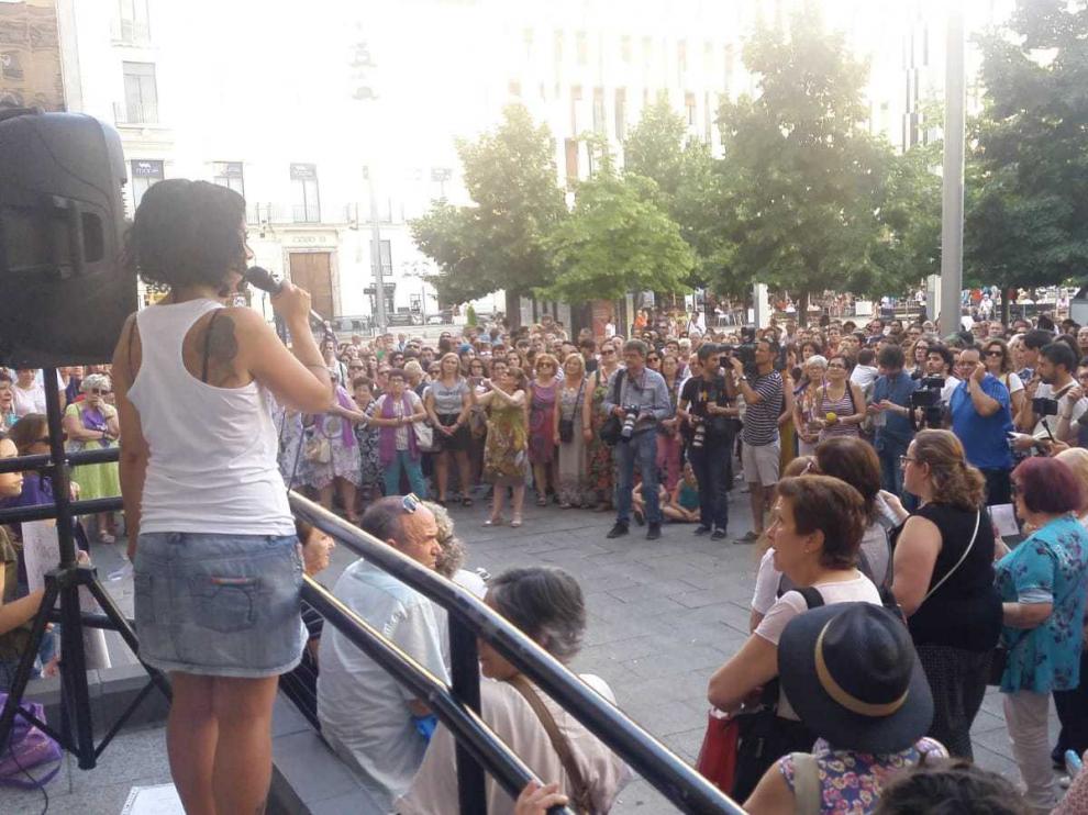 Cientos de ciudadanos se concentran en repulsa al asesinato