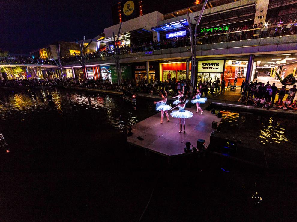 El láser, la pirotecnia, un grupo de bailarinas y el 'videomapping' son algunos de los elementos que forman parte del espectáculo Intu Night Show.