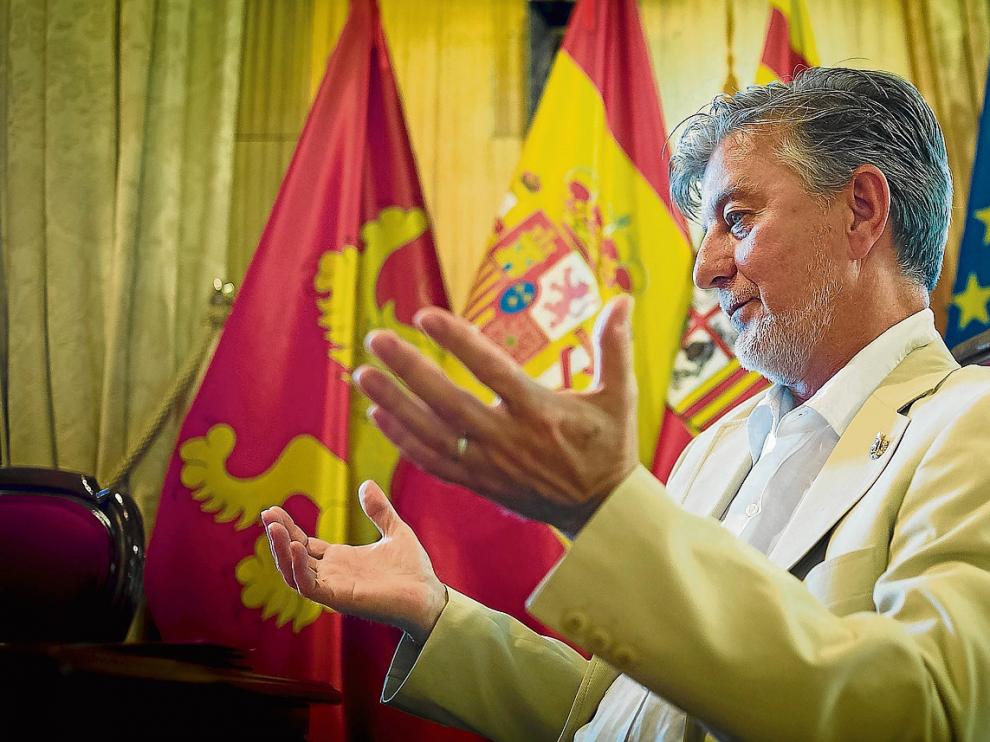 Pedro Santisteve, en su despacho de la plaza del Pilar.