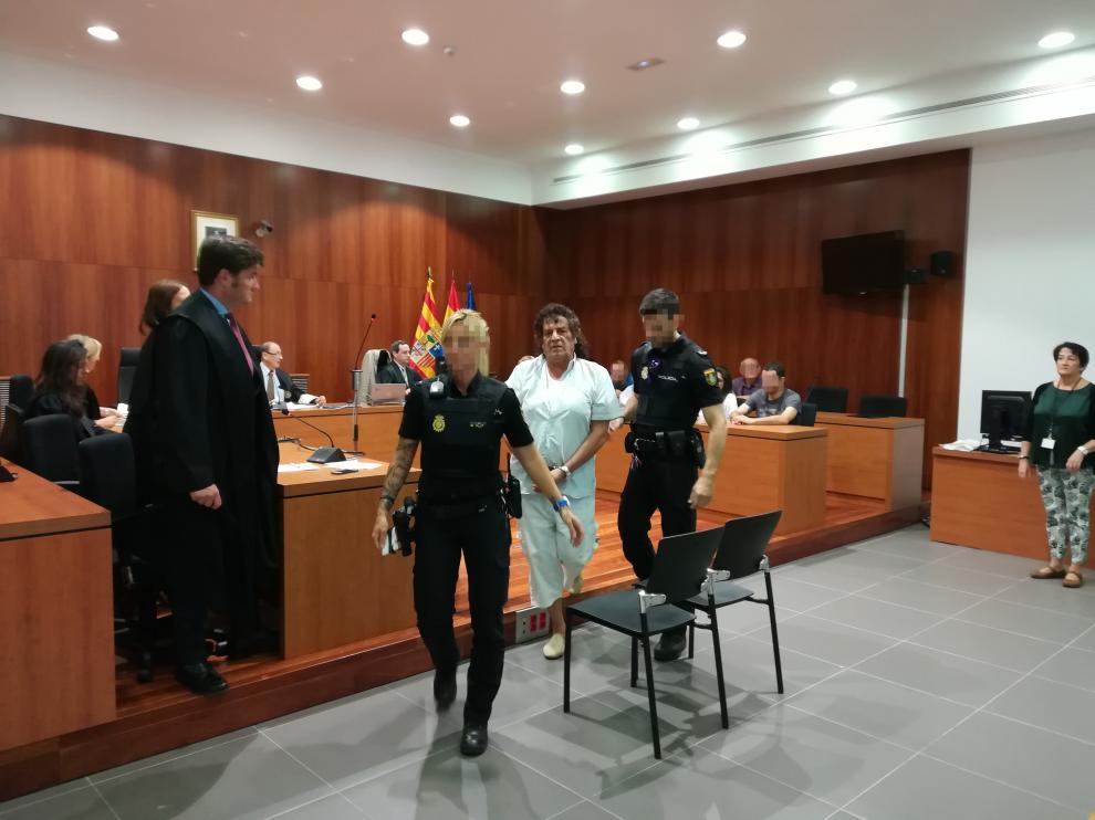 Cecilio Giménez es conducido por la Policía a los calabozos tras escuchar el veredicto.