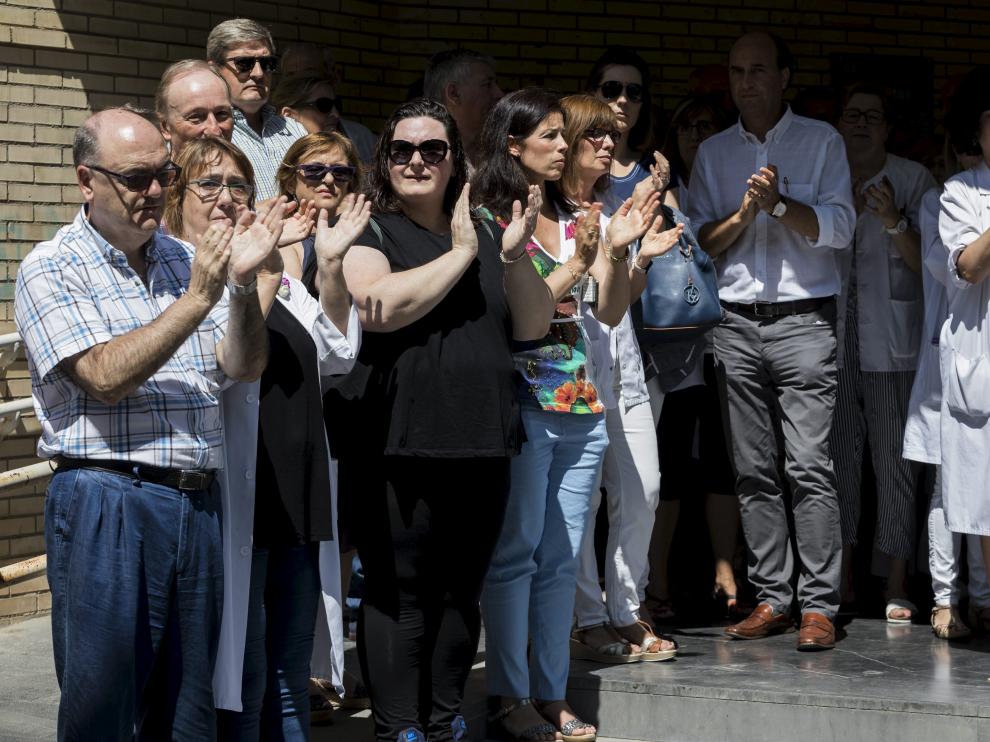 Los compañeros de la agredida se concentraron en la puerta del centro de salud Univérsitas de Zaragoza.