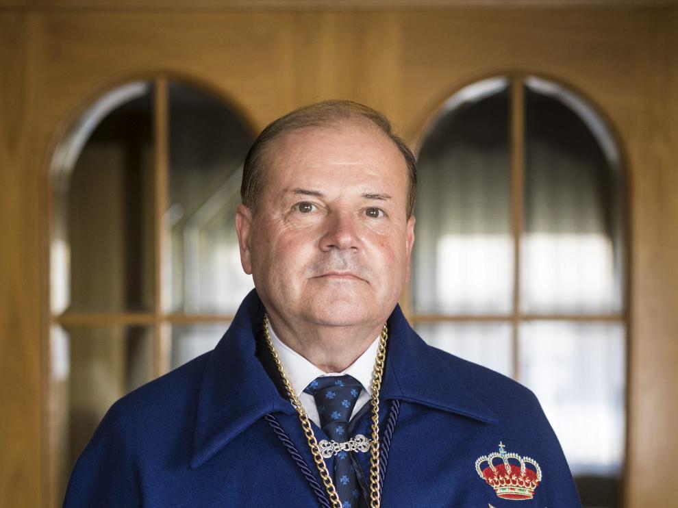 Félix Longas, vistiendo la capa distintiva de la Real Hermandad de San Juan de la Peña