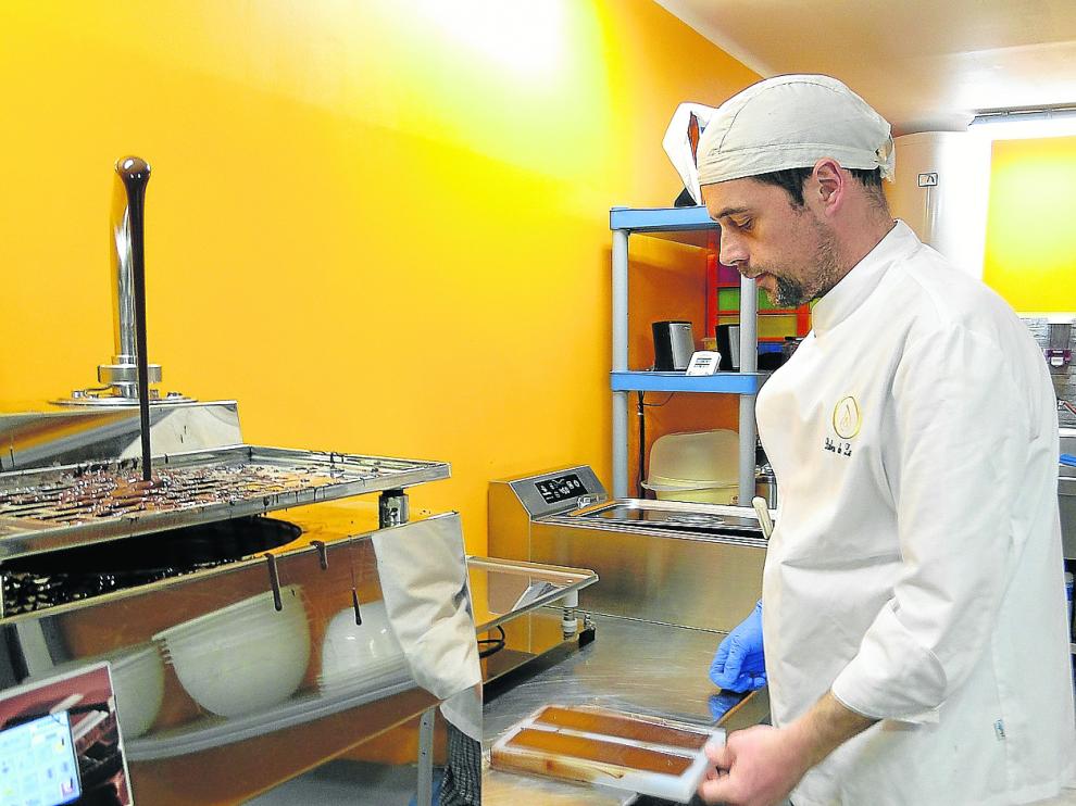 Rubén de La Hera, en plena tarea de elaboración de sus chocolates.