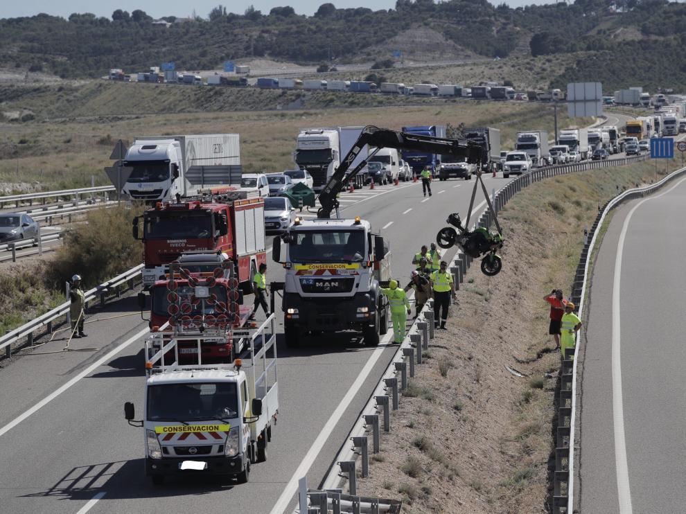 Una grúa levantando una de las motos siniestradas.