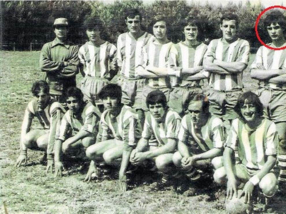 Formación del Ejea B en 1973, con Javier Lambán (segundo por la derecha, de pie).