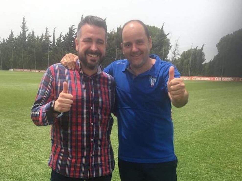 Néstor Pérez, con su camisa de la suerte y su ayudante, Diego Canales
