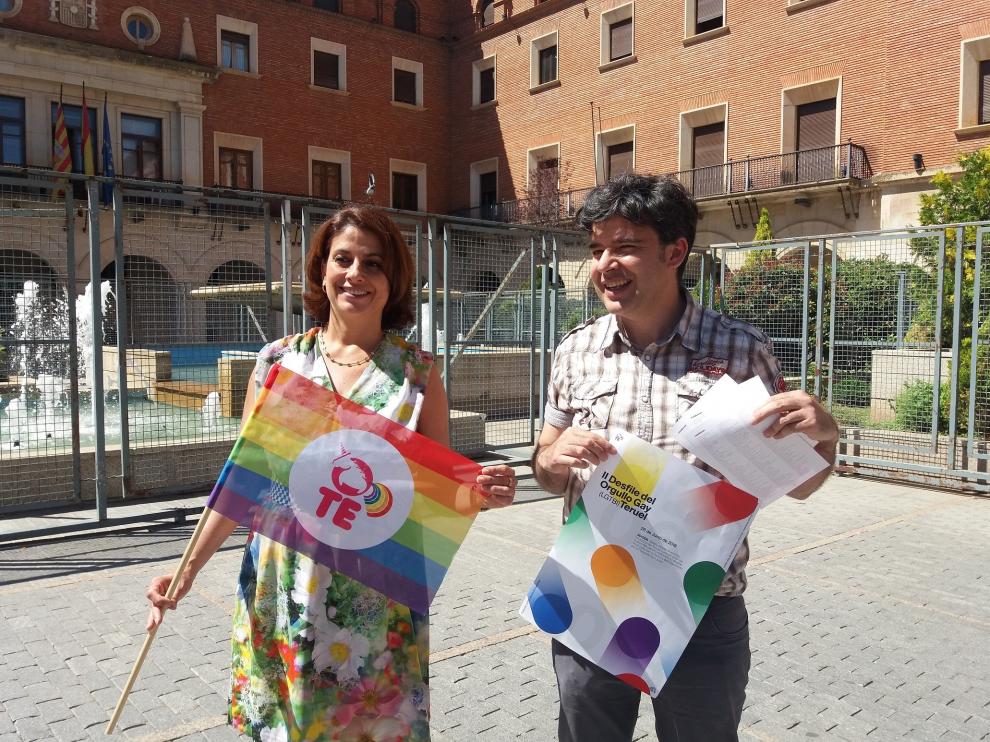 La alcaldesa de Teruel y el portavoz de la asociación Lavanda, en la presentación del Desfile del Orgullo.