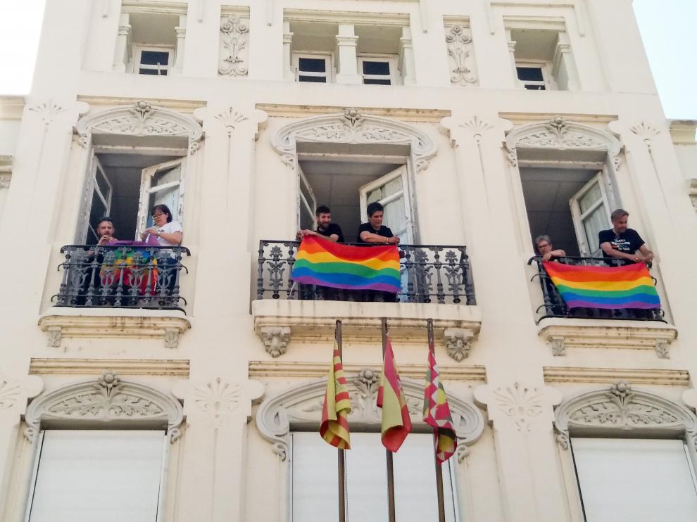 Las banderas con los colores arcoiris ya ondean en los balcones del Casino.