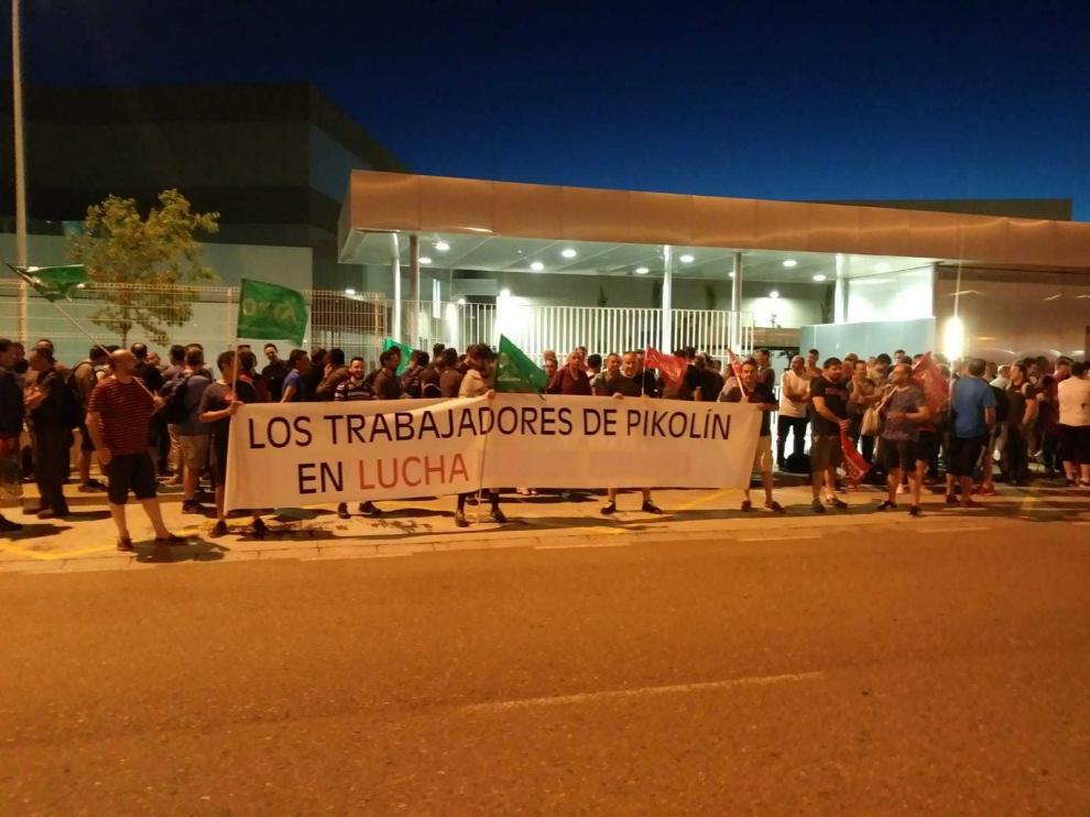 Protesta delante de la puerta de entrada de la factoría en Plaza.