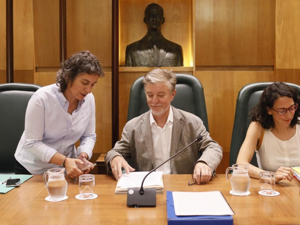 Las concejalas Luisa Broto y Elena Giner, este lunes en el pleno municipal, junto al alcalde de Zaragoza, Pedro Santisteve.