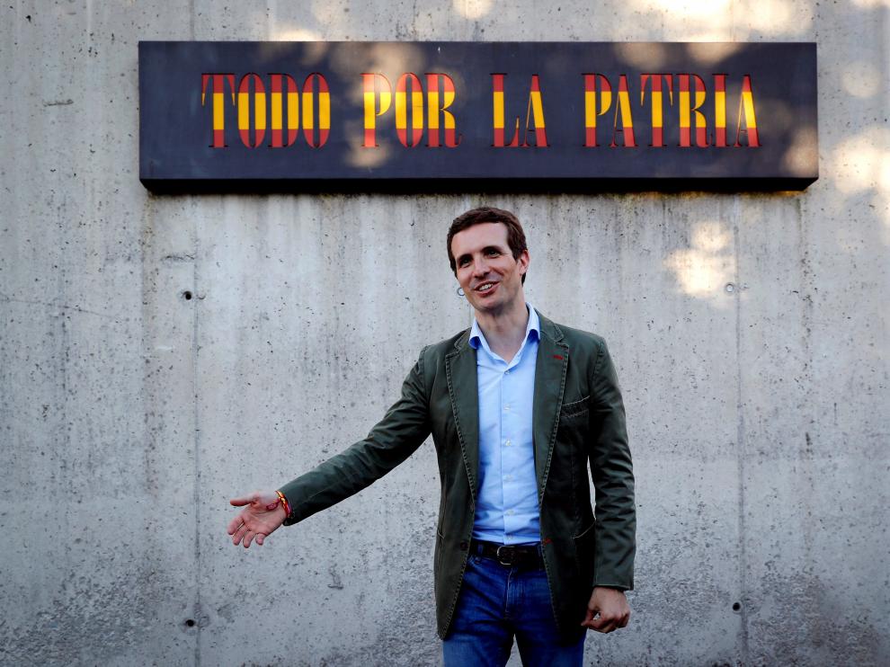 Pablo Casado, candidato a presidir el PP, el pasado jueves, ante el cuartel de la Guardia Civil en Alsasua.