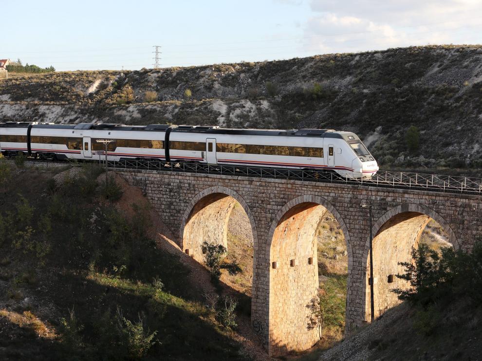 Un tren de viajeros circula por el puente de la Rambla, cerca de la capital turolense