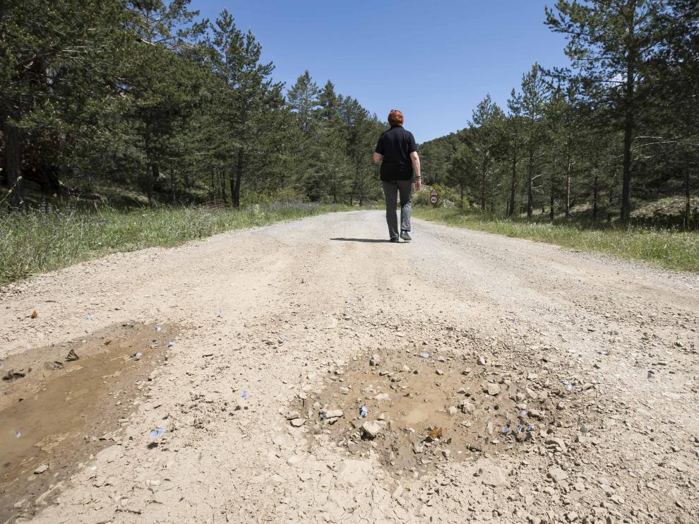 Apaños en los socavones de la carretera que une desde siempre Manzanera con Abejuela.