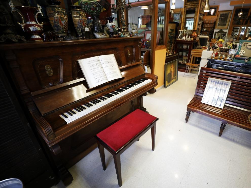 El piano de Trinidad Castillo, en la tienda de antigüedades El Desván de Indi