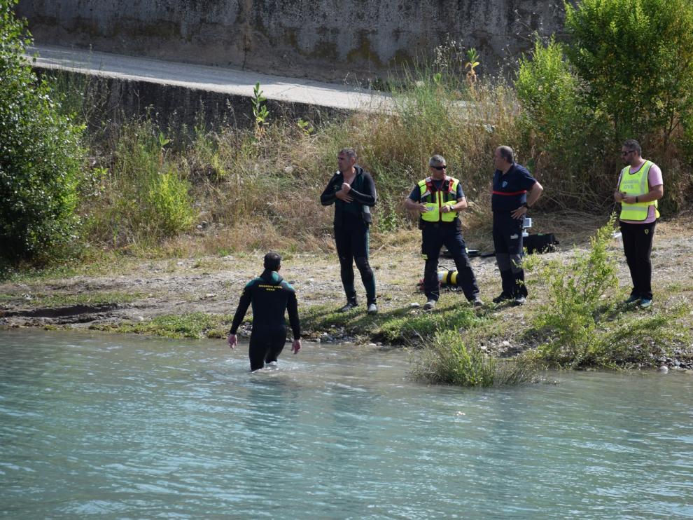 Los buzos están rastreando el río con ayuda de los bomberos