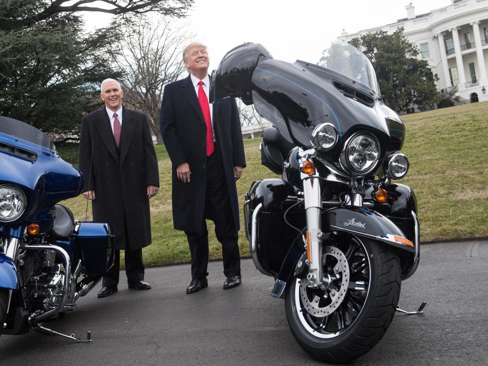 Donald Trump posa ante la Casa Blanca con una Harley-Davidson y un representante del fabricante de motos.