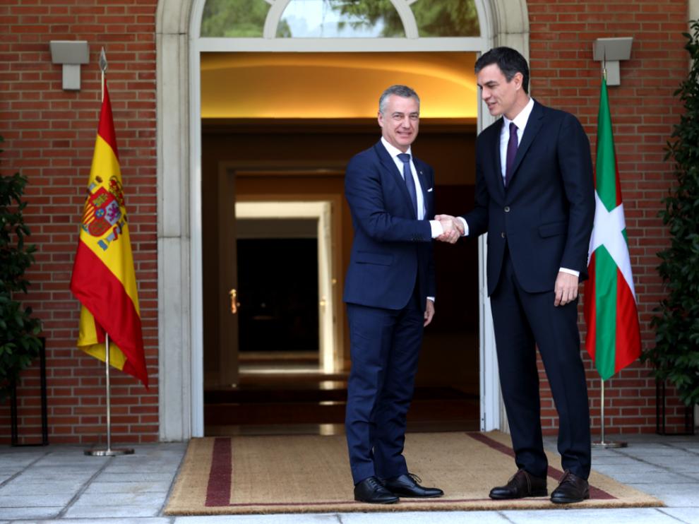 Saludo de Urkullu y Sánchez a las puertas de la Moncloa