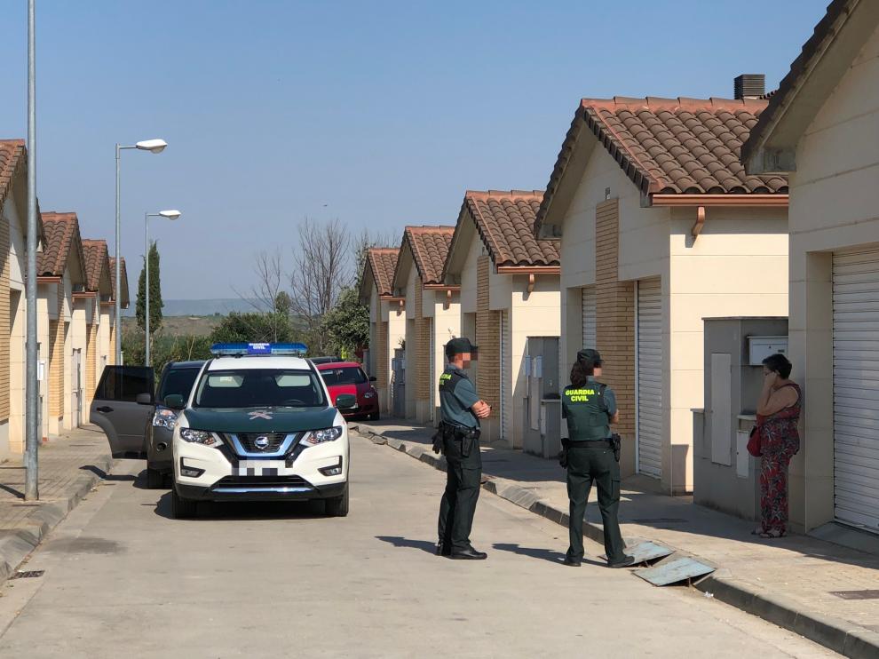 Foto de la Guardia Civil investigando la casa de la vivienda donde ocurrieron los hechos y la madre de la detenida.