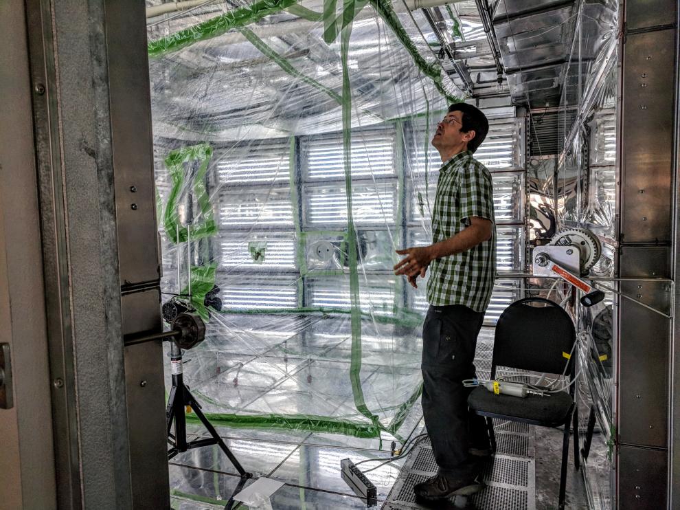 Esta cámara de 'smog' atmosférico junto a la que está José Luis Jiménez permite estudiar reacciones químicas en el laboratorio