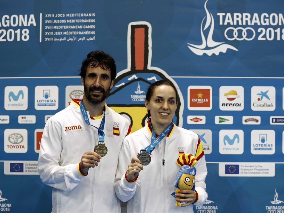 Pablo Abián posa con su medalla de oro junto a Beatriz Corrales, ganadora de la plata en categoría femenina.