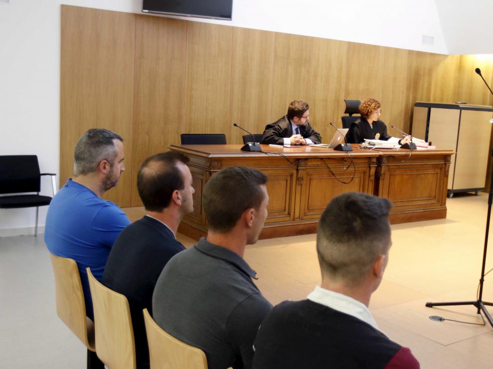 Los cuatro acusados ante el tribunal.