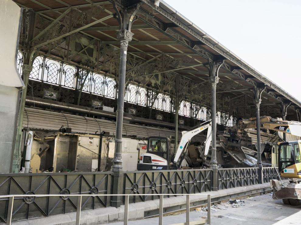 Dos retroexcavadoras se afanan en despejar las naves del Mercado Central de Zaragoza
