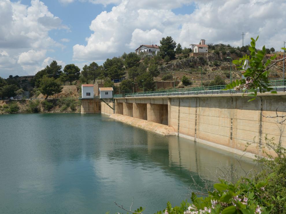 La presa del Arquillo, llena tras las lluvias acumuladas en los últimos cuatro meses.