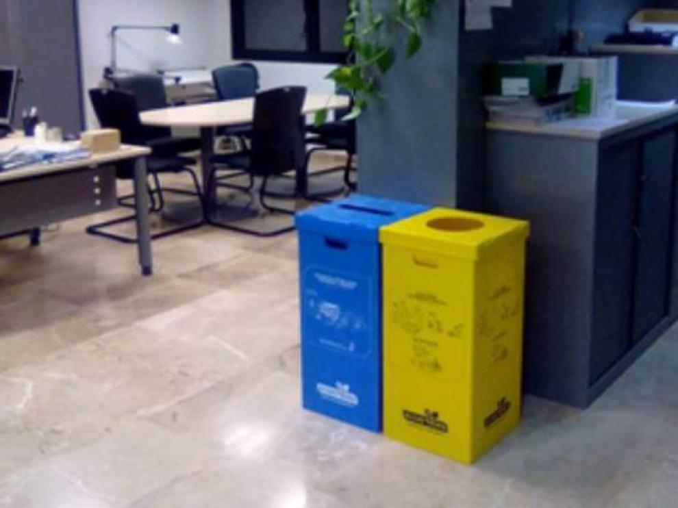 Los edificios públicos también se han dotado de contenedores para reciclar.