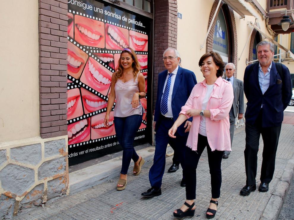 Sáenz de Santamaría, seguida de Méndez de Vigo, durante un paseo este lunes en Melilla.