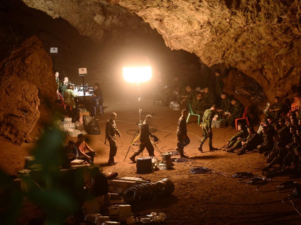 Militares y equipos de rescate, en el interior de la cueva.