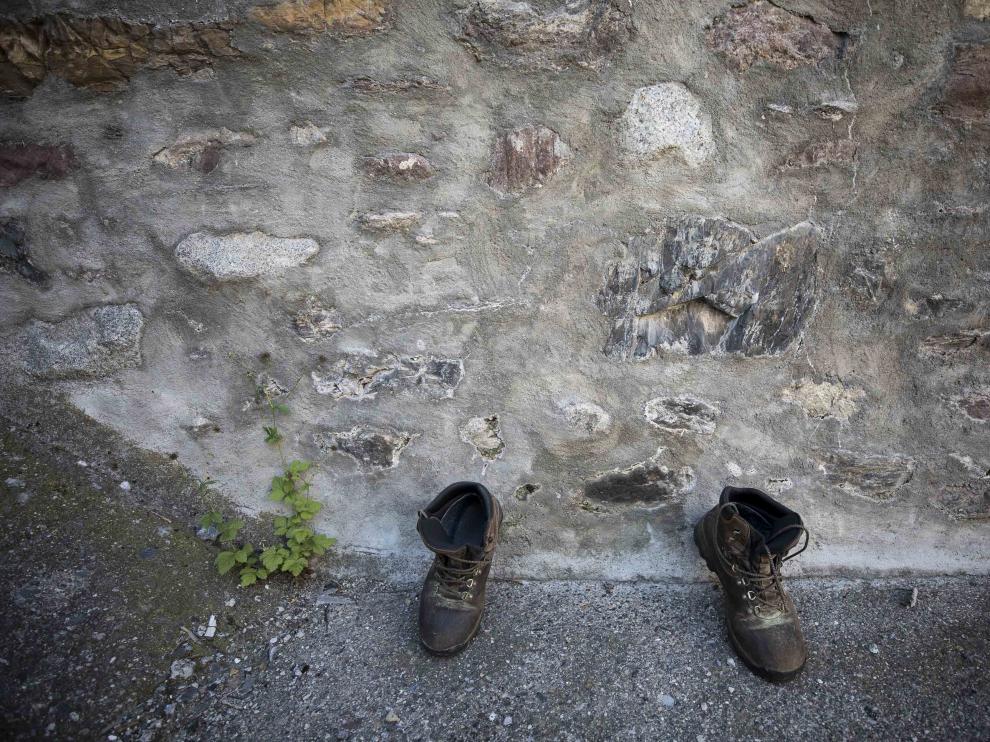 Unas botas reposan en una calle del pueblo