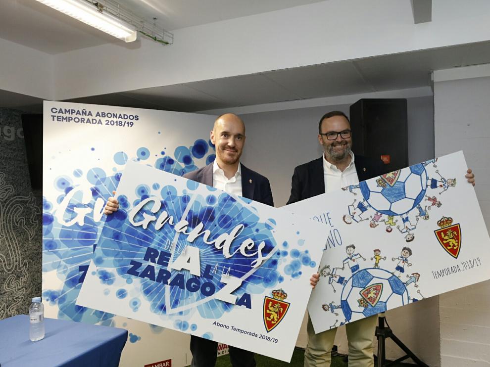 El vicepresidente del Real Zaragoza, Fernando Sainz de Varanda, y el director de márquetin del club, Carlos Arranz, durante la presentación de la campaña